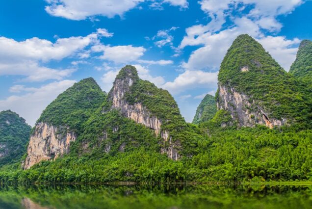 Pemandangan bukit karst Guilin, China