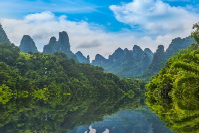 Pantulan bukit karst di Sungai Li, Guilin