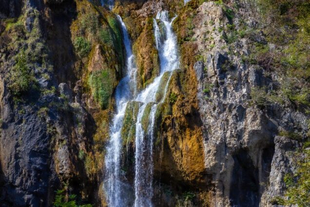 Air terjun besar pada batu di Plitvice, Croatia