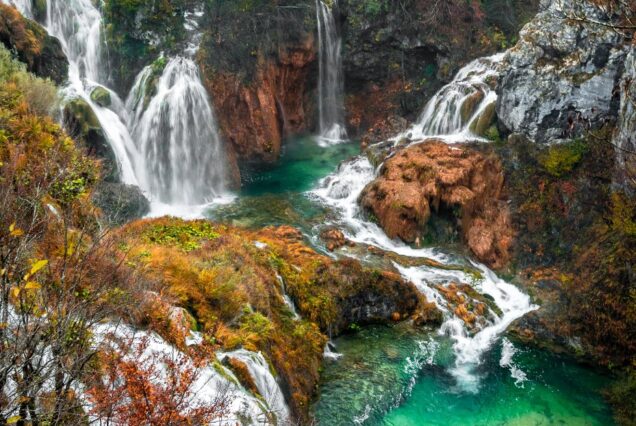 Pemandangan air terjun bertingkat Taman Negara Plitvice, Croatia