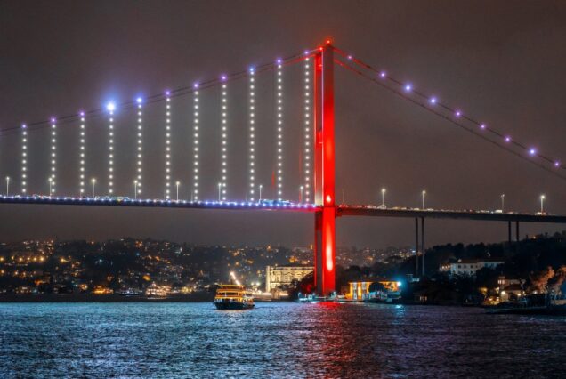 Jambatan Bosphorus berlampu pada waktu malam di Istanbul