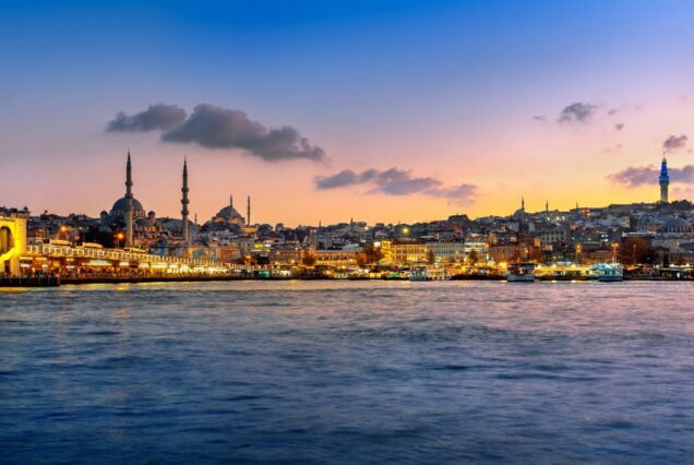 Panorama bandar Istanbul dan selat Bosphorus waktu senja