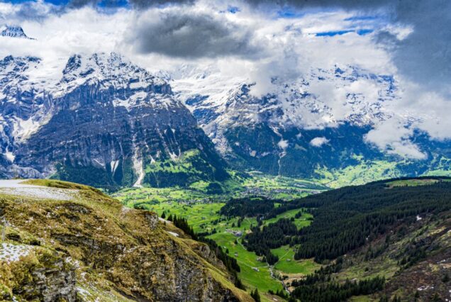 Pergunungan Alps bersalji dan lembah hijau di Grindelwald, Switzerland