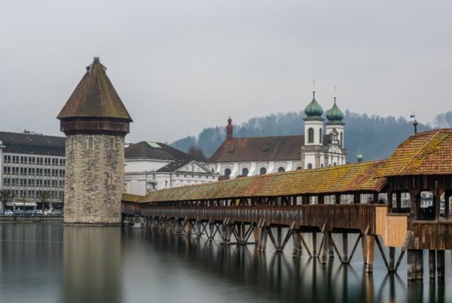 Jambatan kayu bumbung dan menara air di Lucerne, Switzerland