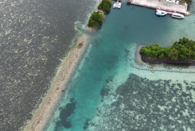 Pesisir tropika dengan terumbu karang dan pulau kecil berhampiran Semporna