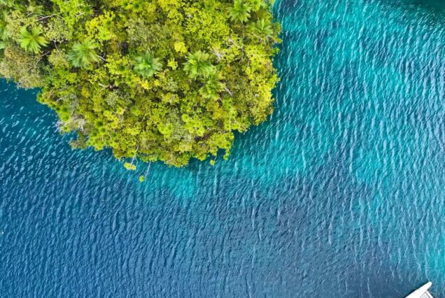 Pandangan udara pulau tropika dan lagun turquoise di Semporna, Sabah